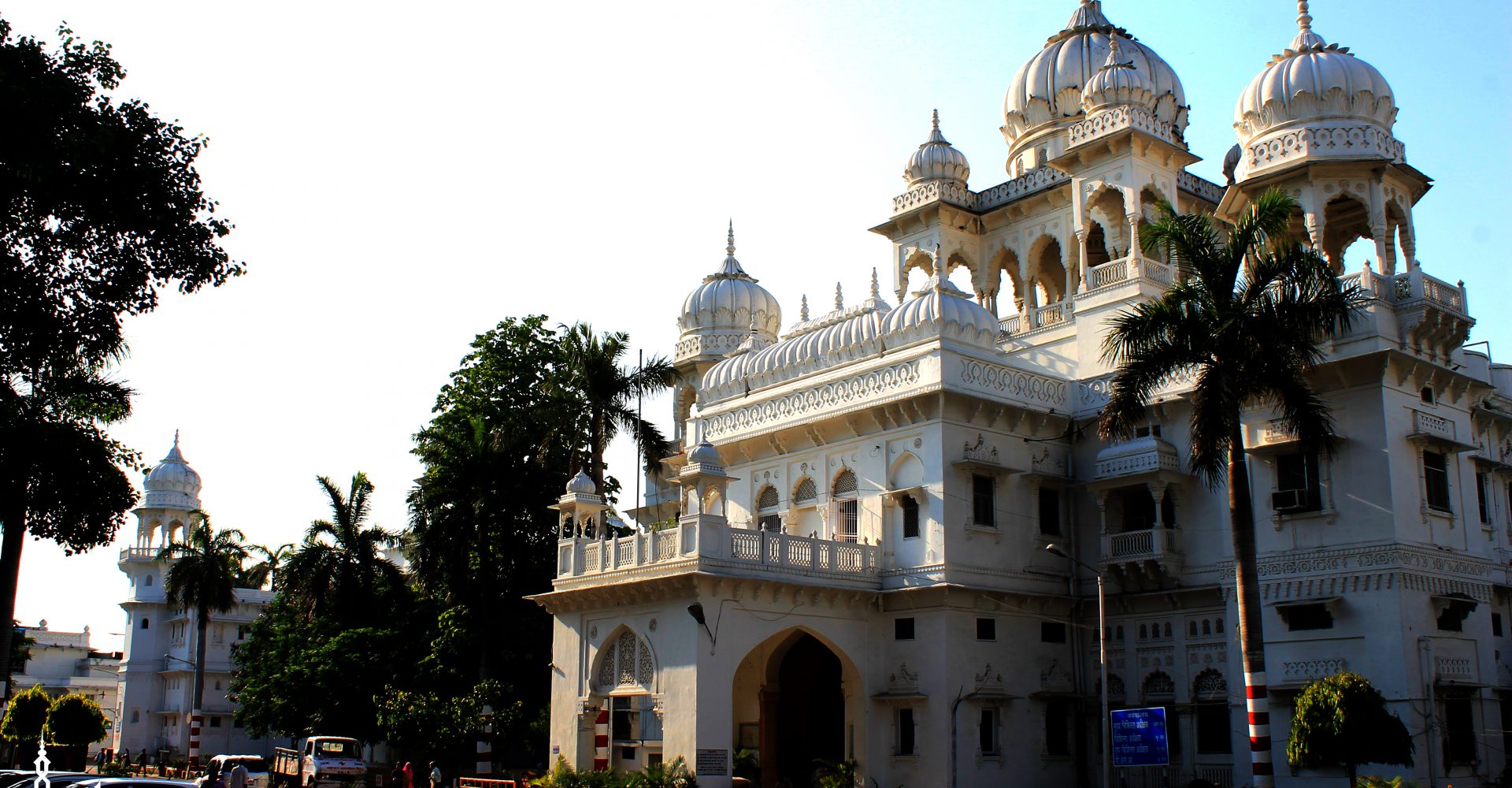 Picture of an imposing building at King George's Medical University (kgmu) Lucknow.