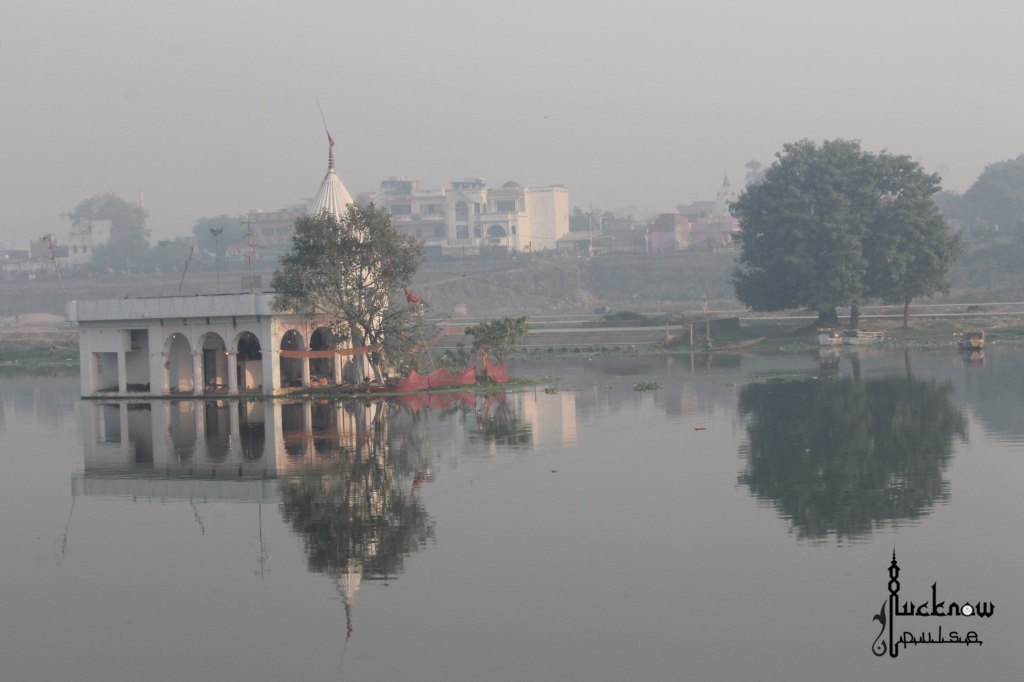 Picture of a temple on Gomti River in Lucknow