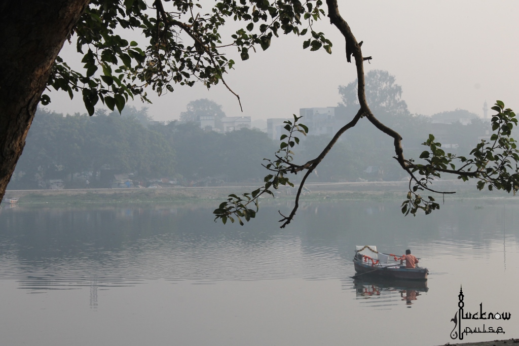 A boat in the Gomti River at Lucknow