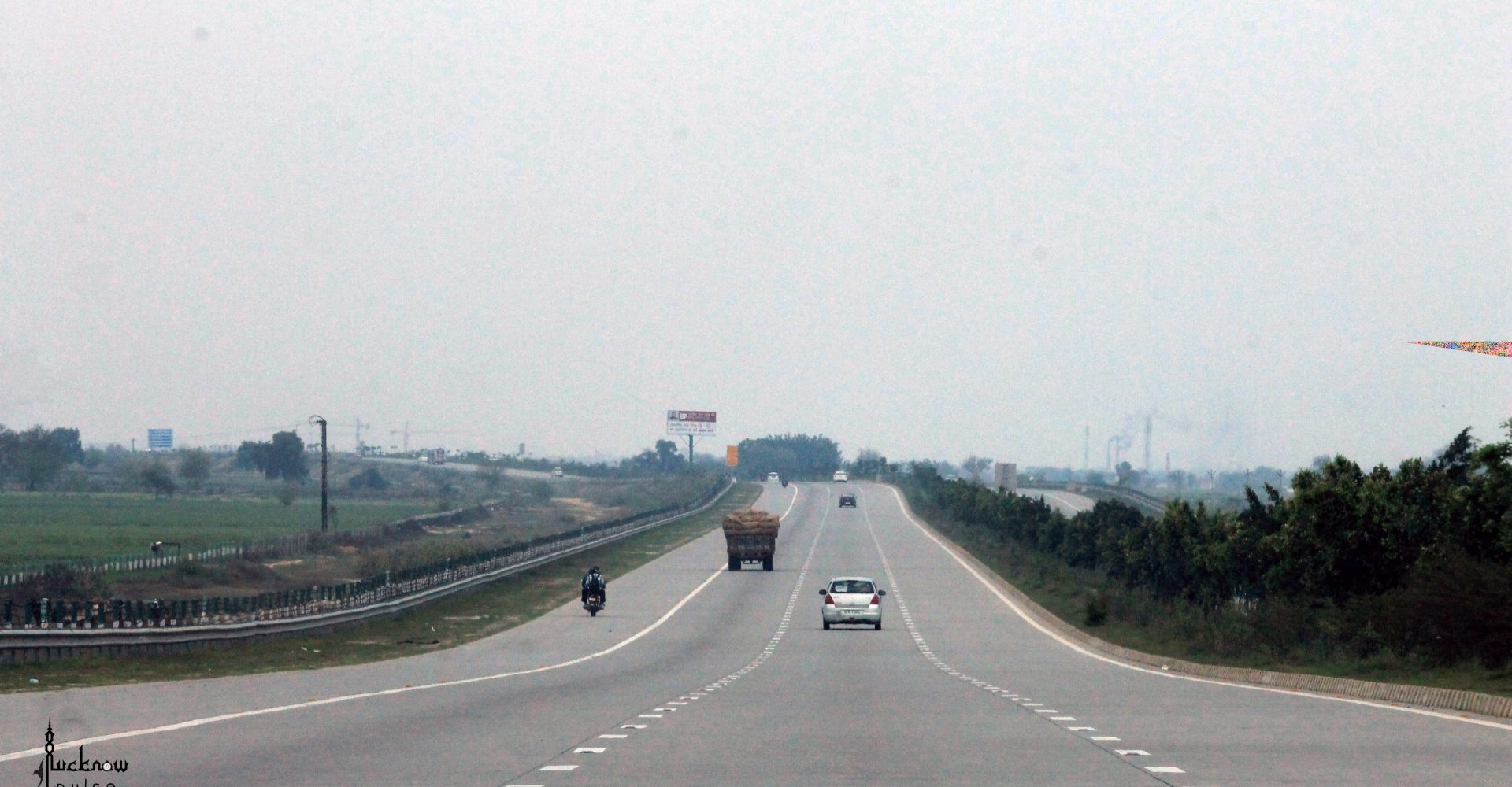 A picture of agra expressway